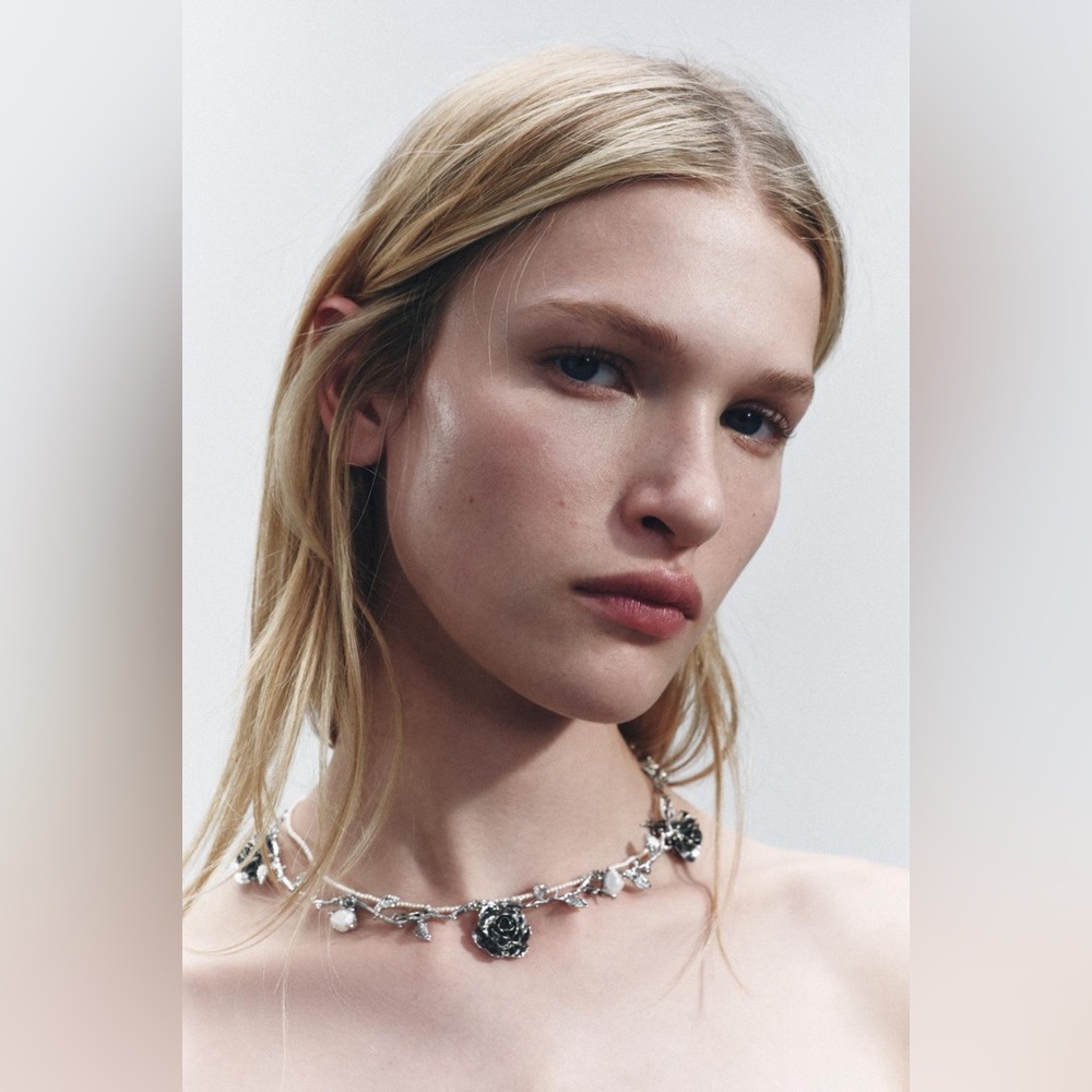 NWT. Zara Set of two Necklace with beads and metal roses. - Picture 2 of 8